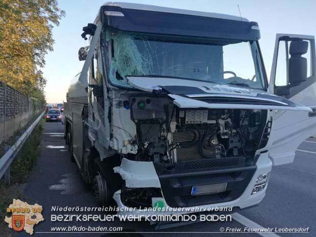 20180927 Lkw Tankwagenzug prallt auf der A2 gegen Kleintransporter Foto: © Freiwillige Feuerwehr Leobersdorf 20180927 Lkw Tankwagenzug prallt auf der A2 gegen Kleintransporter Foto: © Freiwillige Feuerwehr Leobersdorf