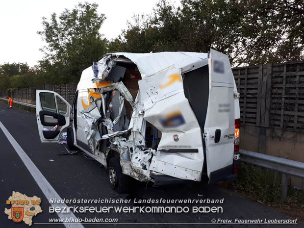20180927 Lkw Tankwagenzug prallt auf der A2 gegen Kleintransporter Foto: © Freiwillige Feuerwehr Leobersdorf 20180927 Lkw Tankwagenzug prallt auf der A2 gegen Kleintransporter Foto: © Freiwillige Feuerwehr Leobersdorf