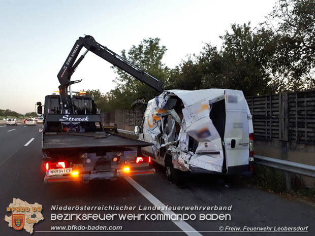 20180927 Lkw Tankwagenzug prallt auf der A2 gegen Kleintransporter Foto: © Freiwillige Feuerwehr Leobersdorf 20180927 Lkw Tankwagenzug prallt auf der A2 gegen Kleintransporter Foto: © Freiwillige Feuerwehr Leobersdorf
