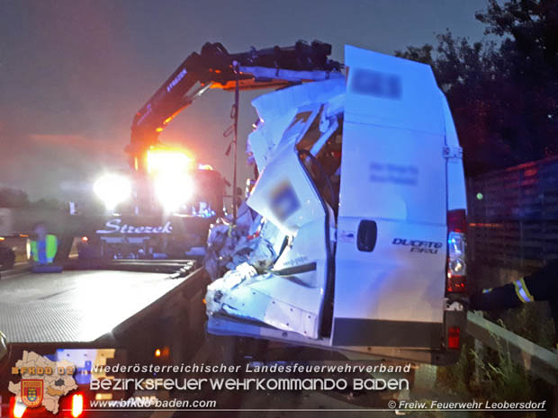20180927 Lkw Tankwagenzug prallt auf der A2 gegen Kleintransporter  Foto: © Freiwillige Feuerwehr Leobersdorf