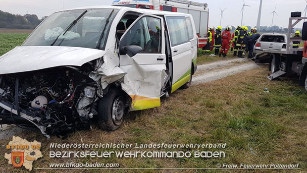 20181017 Schwerer Verkehrsunfall auf der L157 Pottendorf-Tattendorf  Foto: © Freiwillige Feuerwehr Pottendorf