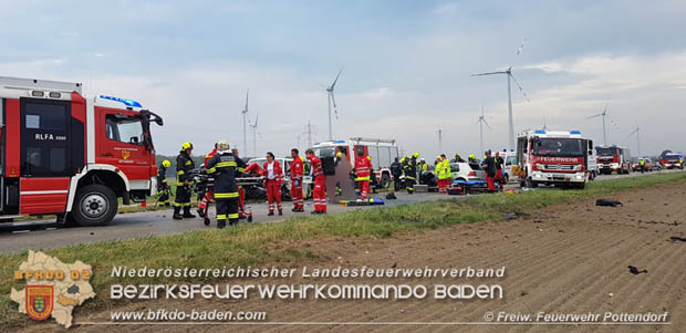20181017 Schwerer Verkehrsunfall auf der L157 Pottendorf-Tattendorf Foto: © Freiwillige Feuerwehr Pottendorf 20181017 Schwerer Verkehrsunfall auf der L157 Pottendorf-Tattendorf Foto: © Freiwillige Feuerwehr Pottendorf