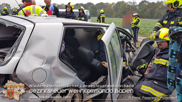 20181017 Schwerer Verkehrsunfall auf der L157 Pottendorf-Tattendorf Foto: © Freiwillige Feuerwehr Pottendorf 20181017 Schwerer Verkehrsunfall auf der L157 Pottendorf-Tattendorf Foto: © Freiwillige Feuerwehr Pottendorf