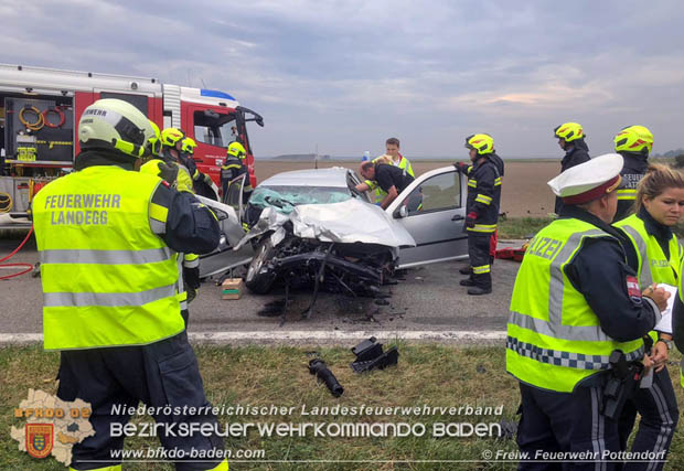 20181017 Schwerer Verkehrsunfall auf der L157 Pottendorf-Tattendorf Foto: © Freiwillige Feuerwehr Pottendorf 20181017 Schwerer Verkehrsunfall auf der L157 Pottendorf-Tattendorf Foto: © Freiwillige Feuerwehr Pottendorf