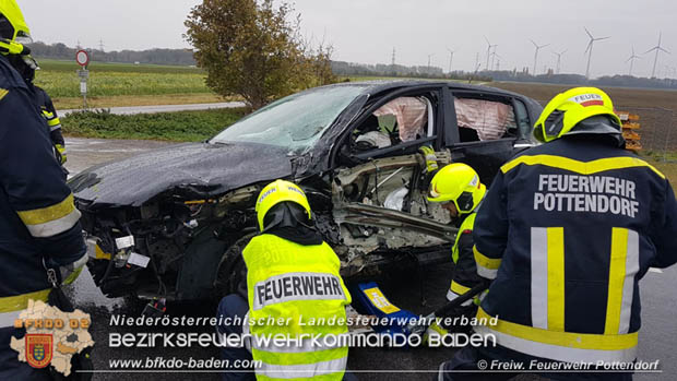 20181027 Verkehrsunfall auf der LB 60 bei Pottendorf Foto: © Pfingstl FF Pottendorf 20181027 Verkehrsunfall auf der LB 60 bei Pottendorf Foto: © Pfingstl FF Pottendorf