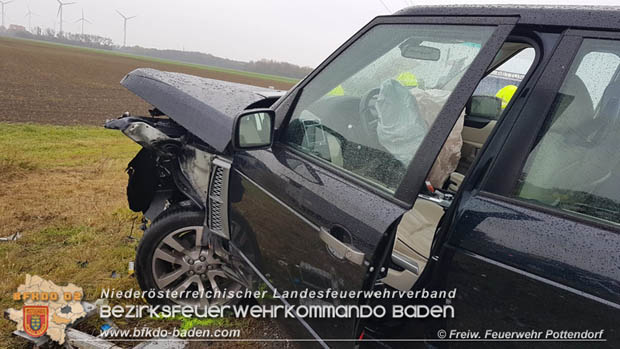 20181027 Verkehrsunfall auf der LB 60 bei Pottendorf Foto: © Pfingstl FF Pottendorf 20181027 Verkehrsunfall auf der LB 60 bei Pottendorf Foto: © Pfingstl FF Pottendorf