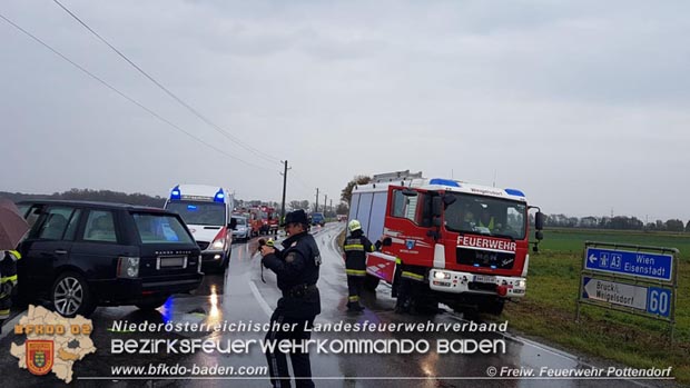 20181027 Verkehrsunfall auf der LB 60 bei Pottendorf Foto: © Pfingstl FF Pottendorf 20181027 Verkehrsunfall auf der LB 60 bei Pottendorf Foto: © Pfingstl FF Pottendorf