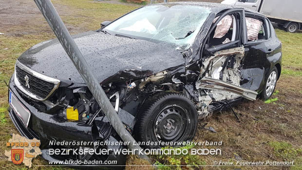 20181027 Verkehrsunfall auf der LB 60 bei Pottendorf Foto: © Pfingstl FF Pottendorf 20181027 Verkehrsunfall auf der LB 60 bei Pottendorf Foto: © Pfingstl FF Pottendorf