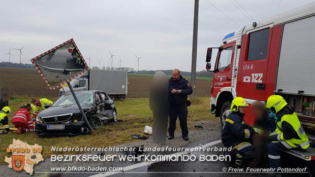 20181027 Verkehrsunfall auf der LB 60 bei Pottendorf Foto: © Pfingstl FF Pottendorf 20181027 Verkehrsunfall auf der LB 60 bei Pottendorf Foto: © Pfingstl FF Pottendorf