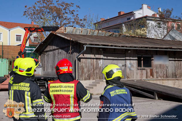 20181030 Strum löst großes Blechteil auf Lagerhalle in Leobersdorf Foto: © Stefan Schneider BFK Baden 20181030 Strum löst großes Blechteil auf Lagerhalle in Leobersdorf Foto: © Stefan Schneider BFK Baden