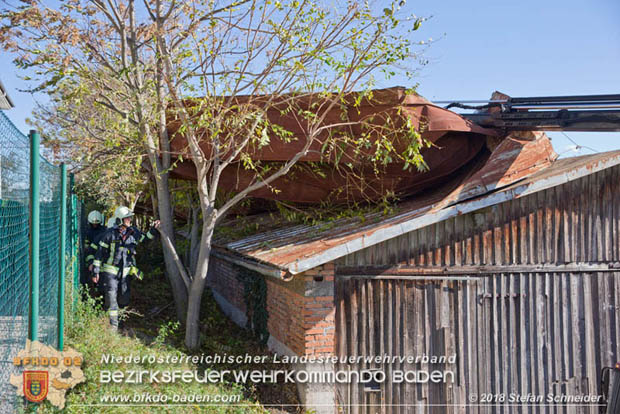 20181030 Strum löst großes Blechteil auf Lagerhalle in Leobersdorf Foto: © Stefan Schneider BFK Baden 20181030 Strum löst großes Blechteil auf Lagerhalle in Leobersdorf Foto: © Stefan Schneider BFK Baden