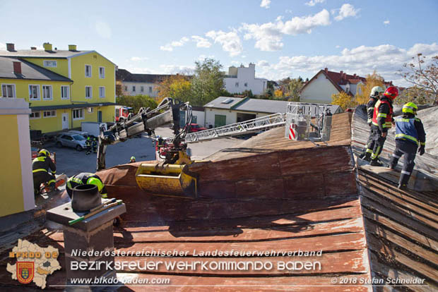 20181030 Strum löst großes Blechteil auf Lagerhalle in Leobersdorf Foto: © Stefan Schneider BFK Baden 20181030 Strum löst großes Blechteil auf Lagerhalle in Leobersdorf Foto: © Stefan Schneider BFK Baden