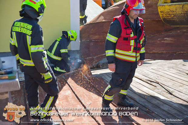 20181030 Strum löst großes Blechteil auf Lagerhalle in Leobersdorf Foto: © Stefan Schneider BFK Baden 20181030 Strum löst großes Blechteil auf Lagerhalle in Leobersdorf Foto: © Stefan Schneider BFK Baden