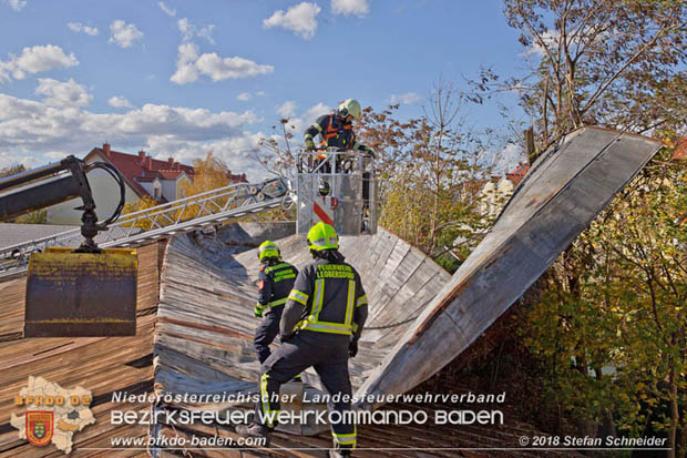 20181030 Strum löst großes Blechteil auf Lagerhalle in Leobersdorf Foto: © Stefan Schneider BFK Baden 20181030 Strum löst großes Blechteil auf Lagerhalle in Leobersdorf Foto: © Stefan Schneider BFK Baden