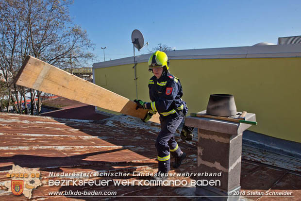 20181030 Strum löst großes Blechteil auf Lagerhalle in Leobersdorf Foto: © Stefan Schneider BFK Baden 20181030 Strum löst großes Blechteil auf Lagerhalle in Leobersdorf Foto: © Stefan Schneider BFK Baden