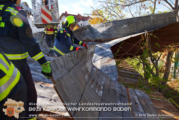 20181030 Strum löst großes Blechteil auf Lagerhalle in Leobersdorf Foto: © Stefan Schneider BFK Baden 20181030 Strum löst großes Blechteil auf Lagerhalle in Leobersdorf Foto: © Stefan Schneider BFK Baden