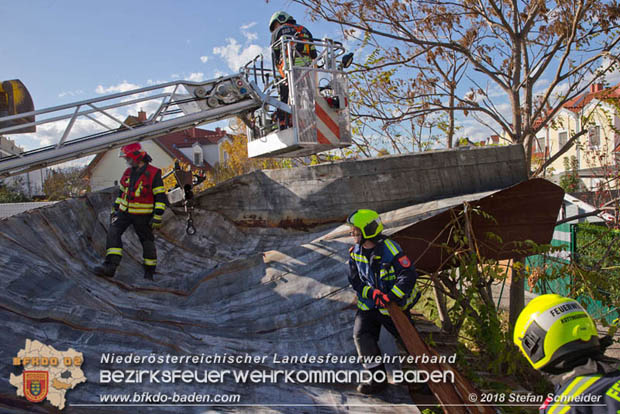 20181030 Strum löst großes Blechteil auf Lagerhalle in Leobersdorf Foto: © Stefan Schneider BFK Baden 20181030 Strum löst großes Blechteil auf Lagerhalle in Leobersdorf Foto: © Stefan Schneider BFK Baden