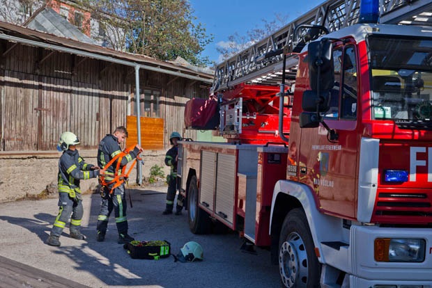 20181030 Strum löst großes Blechteil auf Lagerhalle in Leobersdorf Foto: © Stefan Schneider BFK Baden 20181030 Strum löst großes Blechteil auf Lagerhalle in Leobersdorf Foto: © Stefan Schneider BFK Baden