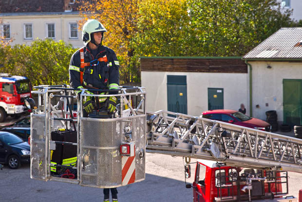 20181030 Strum löst großes Blechteil auf Lagerhalle in Leobersdorf Foto: © Stefan Schneider BFK Baden 20181030 Strum löst großes Blechteil auf Lagerhalle in Leobersdorf Foto: © Stefan Schneider BFK Baden