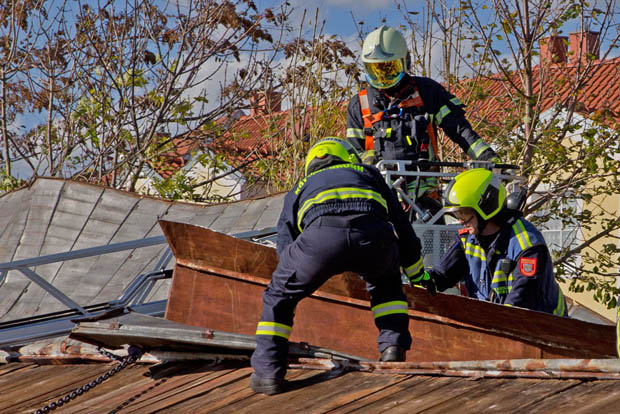 20181030 Strum löst großes Blechteil auf Lagerhalle in Leobersdorf  Foto: © Stefan Schneider BFK Baden