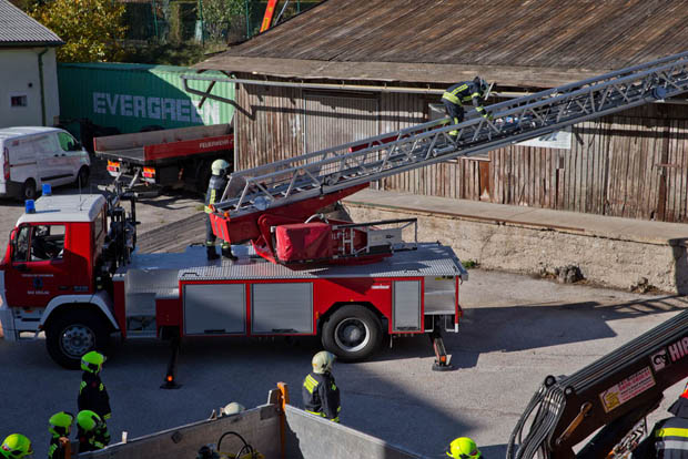 20181030 Strum löst großes Blechteil auf Lagerhalle in Leobersdorf Foto: © Stefan Schneider BFK Baden 20181030 Strum löst großes Blechteil auf Lagerhalle in Leobersdorf Foto: © Stefan Schneider BFK Baden