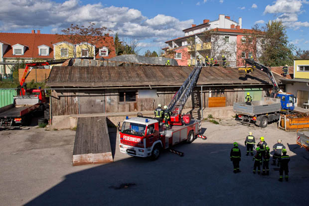 20181030 Strum löst großes Blechteil auf Lagerhalle in Leobersdorf Foto: © Stefan Schneider BFK Baden 20181030 Strum löst großes Blechteil auf Lagerhalle in Leobersdorf Foto: © Stefan Schneider BFK Baden