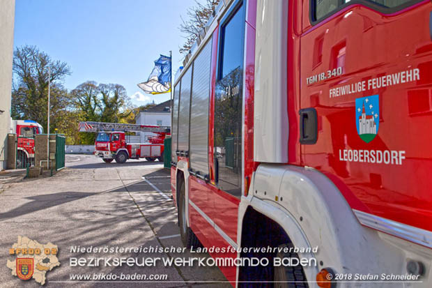20181030 Strum löst großes Blechteil auf Lagerhalle in Leobersdorf Foto: © Stefan Schneider BFK Baden 20181030 Strum löst großes Blechteil auf Lagerhalle in Leobersdorf Foto: © Stefan Schneider BFK Baden