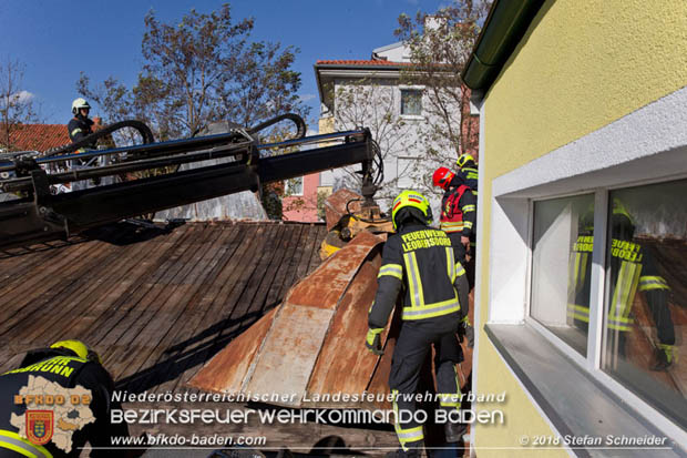 20181030 Strum löst großes Blechteil auf Lagerhalle in Leobersdorf Foto: © Stefan Schneider BFK Baden 20181030 Strum löst großes Blechteil auf Lagerhalle in Leobersdorf Foto: © Stefan Schneider BFK Baden