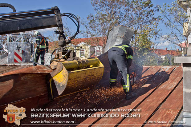 20181030 Strum löst großes Blechteil auf Lagerhalle in Leobersdorf Foto: © Stefan Schneider BFK Baden 20181030 Strum löst großes Blechteil auf Lagerhalle in Leobersdorf Foto: © Stefan Schneider BFK Baden
