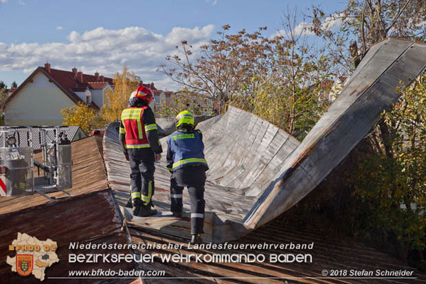 20181030 Strum löst großes Blechteil auf Lagerhalle in Leobersdorf Foto: © Stefan Schneider BFK Baden 20181030 Strum löst großes Blechteil auf Lagerhalle in Leobersdorf Foto: © Stefan Schneider BFK Baden