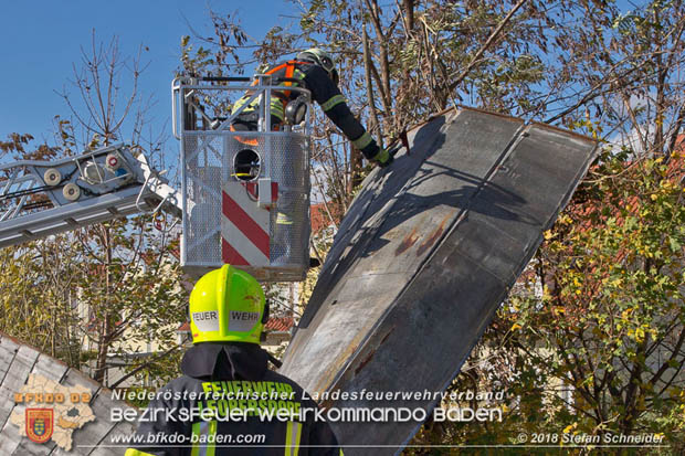 20181030 Strum löst großes Blechteil auf Lagerhalle in Leobersdorf  Foto: © Stefan Schneider BFK Baden