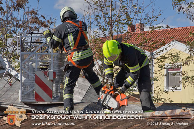 20181030 Strum löst großes Blechteil auf Lagerhalle in Leobersdorf Foto: © Stefan Schneider BFK Baden 20181030 Strum löst großes Blechteil auf Lagerhalle in Leobersdorf Foto: © Stefan Schneider BFK Baden
