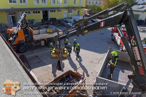 20181030 Strum löst großes Blechteil auf Lagerhalle in Leobersdorf Foto: © Stefan Schneider BFK Baden 20181030 Strum löst großes Blechteil auf Lagerhalle in Leobersdorf Foto: © Stefan Schneider BFK Baden