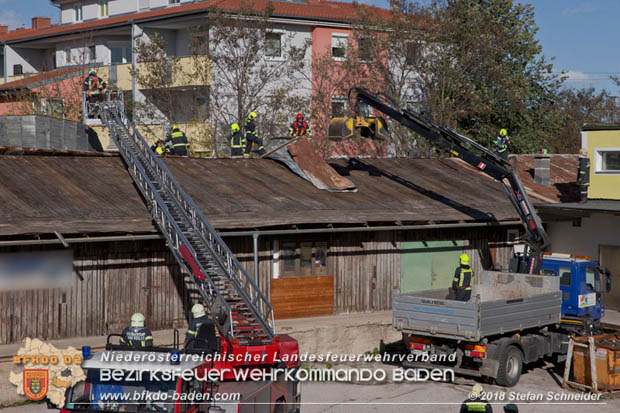 20181030 Strum löst großes Blechteil auf Lagerhalle in Leobersdorf Foto: © Stefan Schneider BFK Baden 20181030 Strum löst großes Blechteil auf Lagerhalle in Leobersdorf Foto: © Stefan Schneider BFK Baden