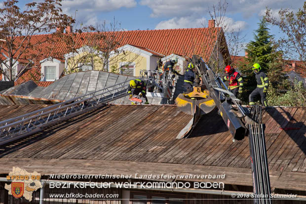 20181030 Strum löst großes Blechteil auf Lagerhalle in Leobersdorf Foto: © Stefan Schneider BFK Baden 20181030 Strum löst großes Blechteil auf Lagerhalle in Leobersdorf Foto: © Stefan Schneider BFK Baden
