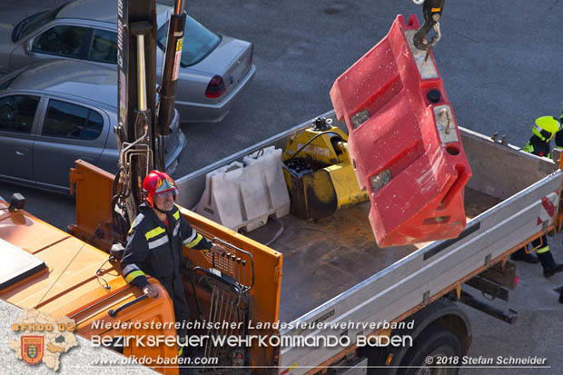 20181030 Strum löst großes Blechteil auf Lagerhalle in Leobersdorf Foto: © Stefan Schneider BFK Baden