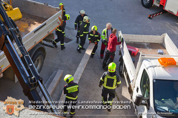 20181030 Strum löst großes Blechteil auf Lagerhalle in Leobersdorf  Foto: © Stefan Schneider BFK Baden