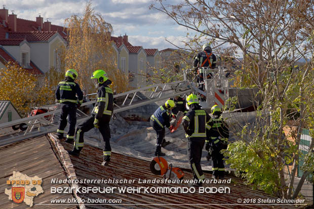 20181030 Strum löst großes Blechteil auf Lagerhalle in Leobersdorf  Foto: © Stefan Schneider BFK Baden