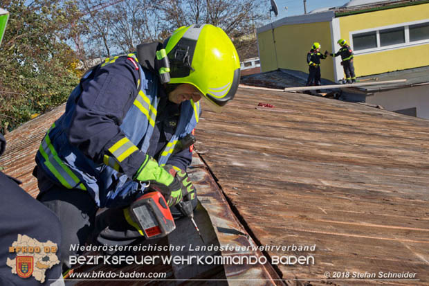 20181030 Strum löst großes Blechteil auf Lagerhalle in Leobersdorf Foto: © Stefan Schneider BFK Baden 20181030 Strum löst großes Blechteil auf Lagerhalle in Leobersdorf Foto: © Stefan Schneider BFK Baden