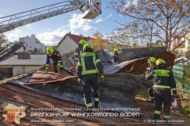 20181030 Strum löst großes Blechteil auf Lagerhalle in Leobersdorf Foto: © Stefan Schneider BFK Baden 20181030 Strum löst großes Blechteil auf Lagerhalle in Leobersdorf Foto: © Stefan Schneider BFK Baden