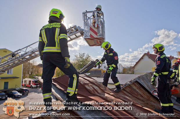 20181030 Strum löst großes Blechteil auf Lagerhalle in Leobersdorf Foto: © Stefan Schneider BFK Baden 20181030 Strum löst großes Blechteil auf Lagerhalle in Leobersdorf Foto: © Stefan Schneider BFK Baden