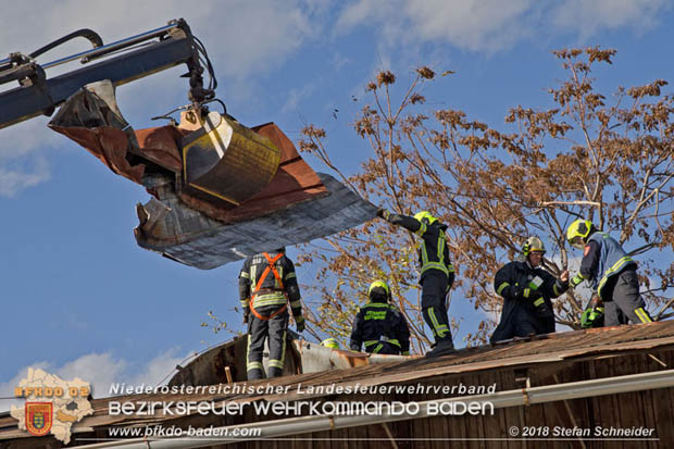 20181030 Strum löst großes Blechteil auf Lagerhalle in Leobersdorf Foto: © Stefan Schneider BFK Baden 20181030 Strum löst großes Blechteil auf Lagerhalle in Leobersdorf Foto: © Stefan Schneider BFK Baden