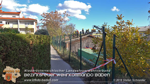 20181030 Strum löst großes Blechteil auf Lagerhalle in Leobersdorf Foto: © Stefan Schneider BFK Baden 20181030 Strum löst großes Blechteil auf Lagerhalle in Leobersdorf Foto: © Stefan Schneider BFK Baden
