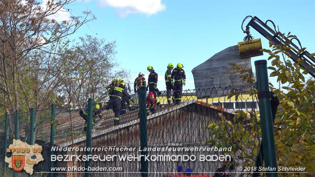 20181030 Strum löst großes Blechteil auf Lagerhalle in Leobersdorf Foto: © Stefan Schneider BFK Baden 20181030 Strum löst großes Blechteil auf Lagerhalle in Leobersdorf Foto: © Stefan Schneider BFK Baden