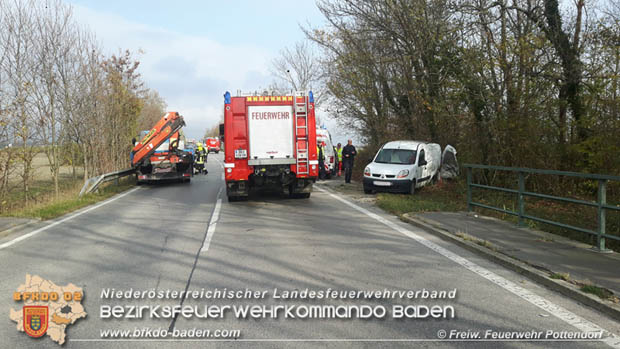 20181110 Verkehrsunfall auf der LB60 zwischen Pottendorf und Weigelsdorf Foto: © FF Pottendorf 20181110 Verkehrsunfall auf der LB60 zwischen Pottendorf und Weigelsdorf Foto: © FF Pottendorf