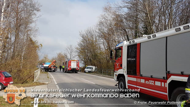 20181110 Verkehrsunfall auf der LB60 zwischen Pottendorf und Weigelsdorf Foto: © FF Pottendorf 20181110 Verkehrsunfall auf der LB60 zwischen Pottendorf und Weigelsdorf Foto: © FF Pottendorf
