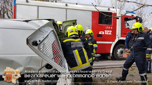 20181110 Verkehrsunfall auf der LB60 zwischen Pottendorf und Weigelsdorf Foto: © FF Pottendorf 20181110 Verkehrsunfall auf der LB60 zwischen Pottendorf und Weigelsdorf Foto: © FF Pottendorf