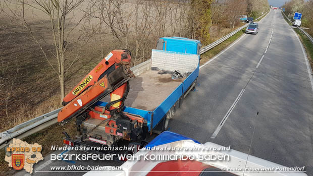 20181110 Verkehrsunfall auf der LB60 zwischen Pottendorf und Weigelsdorf Foto: © FF Pottendorf 20181110 Verkehrsunfall auf der LB60 zwischen Pottendorf und Weigelsdorf Foto: © FF Pottendorf