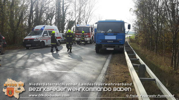 20181110 Verkehrsunfall auf der LB60 zwischen Pottendorf und Weigelsdorf Foto: © FF Pottendorf 20181110 Verkehrsunfall auf der LB60 zwischen Pottendorf und Weigelsdorf Foto: © FF Pottendorf