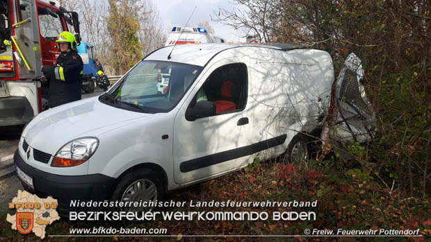 20181110 Verkehrsunfall auf der LB60 zwischen Pottendorf und Weigelsdorf Foto: © FF Pottendorf 20181110 Verkehrsunfall auf der LB60 zwischen Pottendorf und Weigelsdorf Foto: © FF Pottendorf